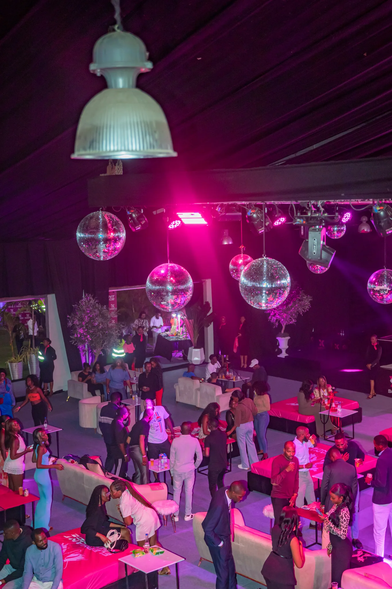 Vista real da Elephant Xperience com público, lounge e ecrã gigante